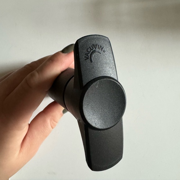 VacuVin Wine Saver Pump plus one wine stopper - Picture 4 of 4